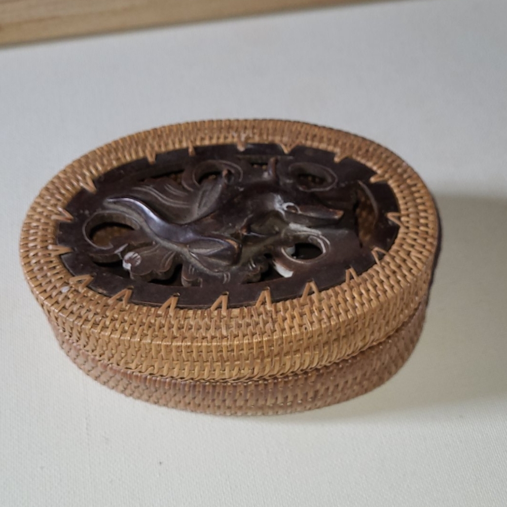 Woven lizard basket